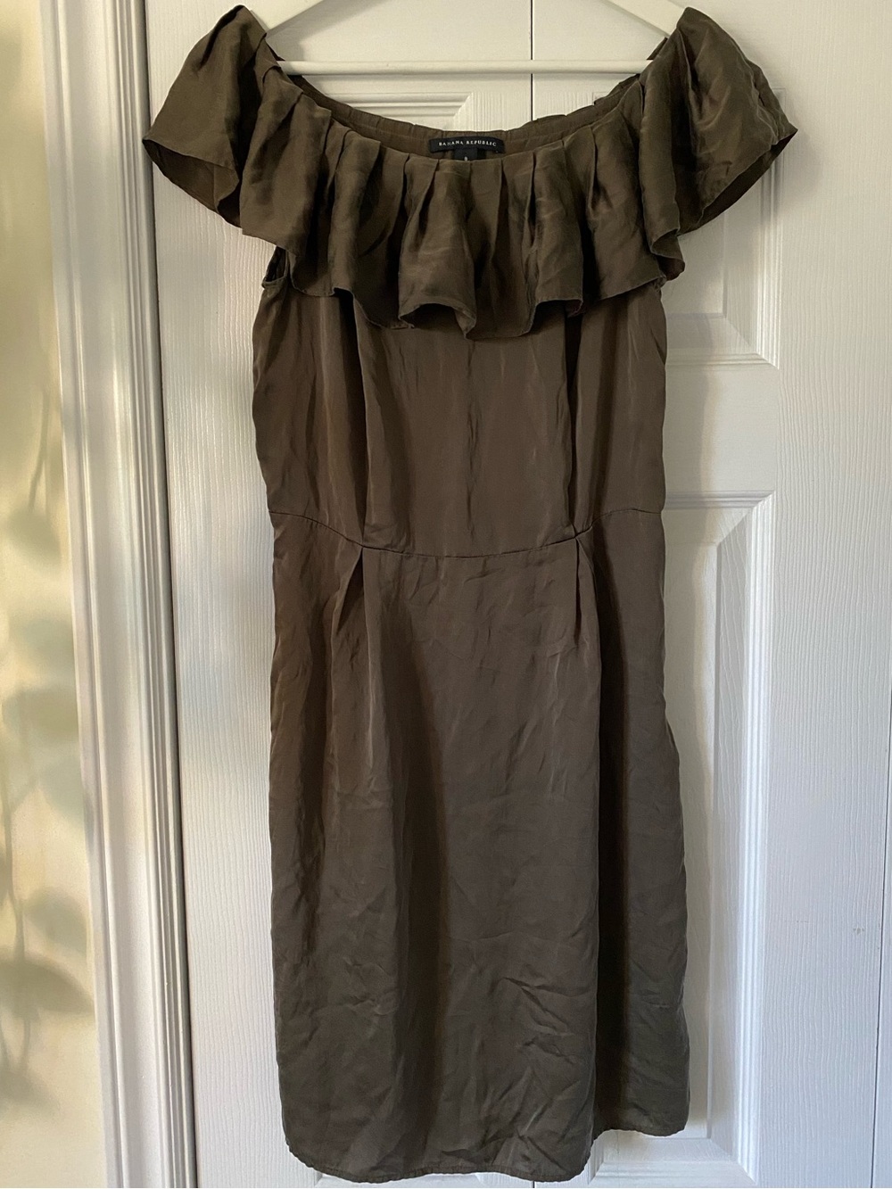 Banana Republic 100% Silk Pleated Ruffle Neck Dress Olive Green Size 8